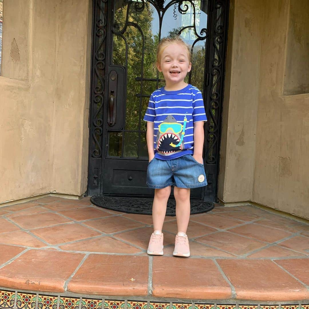 マーク・シェパードさんのインスタグラム写真 - (マーク・シェパードInstagram)「#babysheppard on her way to school. Didn’t forget: ponytail, sunblock and lunch! #spnfamily #pockets」8月14日 1時00分 - realmarksheppard