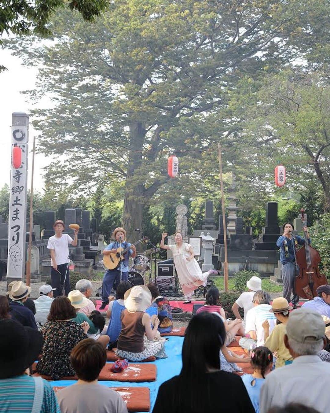 松本野々歩のインスタグラム：「秋田県 三種町 「松庵寺郷土まつり」 チリンとドロン&しみずけんた で呼んでいただきました  お墓を背に 民謡 フラダンス 和太鼓 ゴスペル・・ 最後の英心くんバンドのライブ  老若男女が ゆらゆらしたり わらったりおどったり！  ほんとにほんとに いい祭りだったなぁ  全部よかったけど ここでみる  英心 & The Meditationaliesは 格別でした  チリンとドロン&しみずけんた 久々 だったけど 英心くんや 住職さんも飛び入りしてくれて たのしかったや  写真は @tatamisuki さん ありがとうございます！  #チリンとドロンとしみずけんた  #英心andthemeditationalies  #松庵寺郷土まつり」