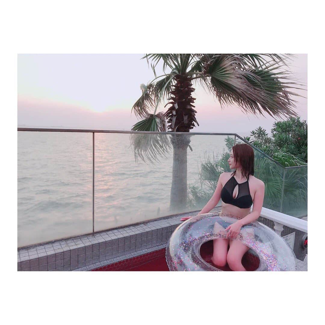 葉月ゆめさんのインスタグラム写真 - (葉月ゆめInstagram)「🌅🌅🌅📷 #instagood #instalike #summer #summervacation #sunset #sunsethue #pool #夏 #なつやすみ #プール #きらきら #浮き輪 #すぐ穴あいた！ #いい思い出 #やっぱり夏が好き #サンセット #しあわせ」8月14日 0時57分 - yume_hazuki