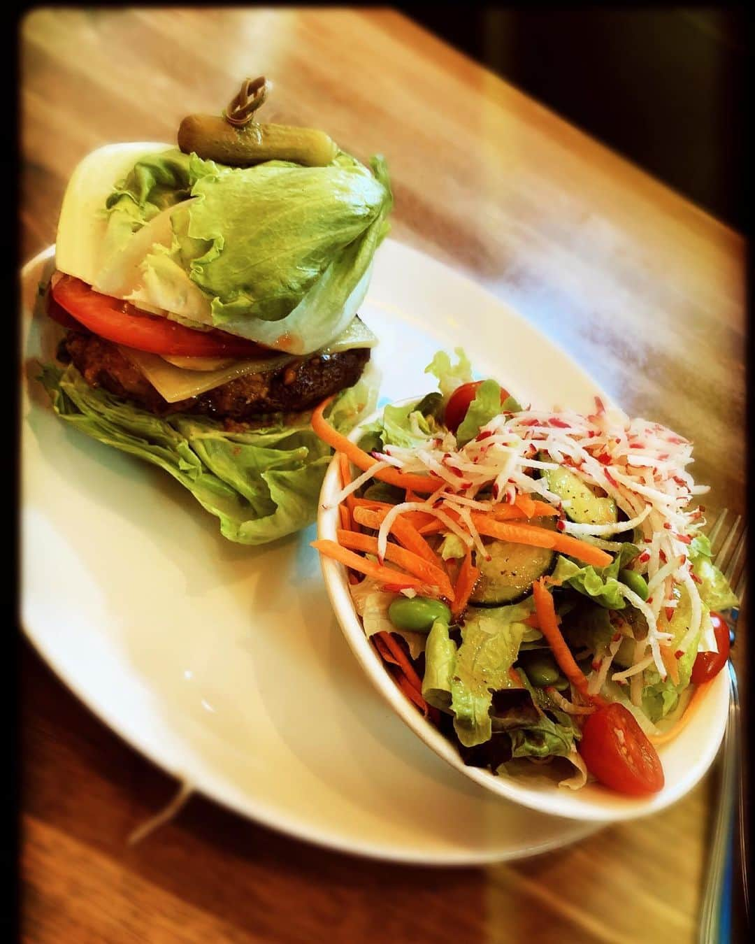 ケイトリン・オズモンドさんのインスタグラム写真 - (ケイトリン・オズモンドInstagram)「I’m seem to have kinda of become a salad foodie.  Even converting burgers into salad.. #delicious.  What is your favourite salads ? I want to try!」8月14日 1時09分 - kaetkiss