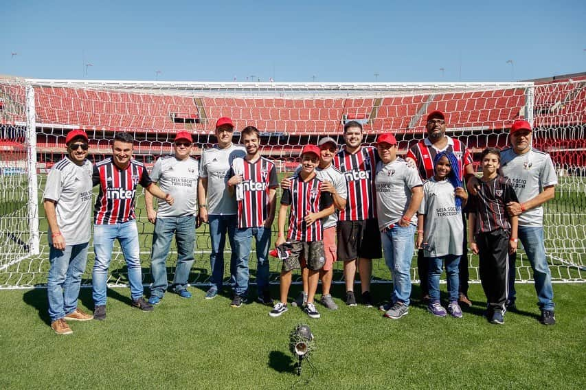 São Paulo FCさんのインスタグラム写真 - (São Paulo FCInstagram)「‪🇾🇪 Mais de 4 mil ingressos já foram vendidos para São Paulo x Ceará só para Sócios Torcedores, em apenas duas horas de venda! Além de pagar R$ 10 na Arquibancada Amarela e ter descontos nos demais setores, o Sócio Torcedor conta com experiências exclusivas, como nessas fotos tiradas no San-São. Acesso ao vestiário, campo, selfies com os ídolos...‬ Seja Sócio Torcedor você também! O site já está na ponta da língua: sociotorcedor.com.br 😉🇾🇪」8月14日 1時04分 - saopaulofc