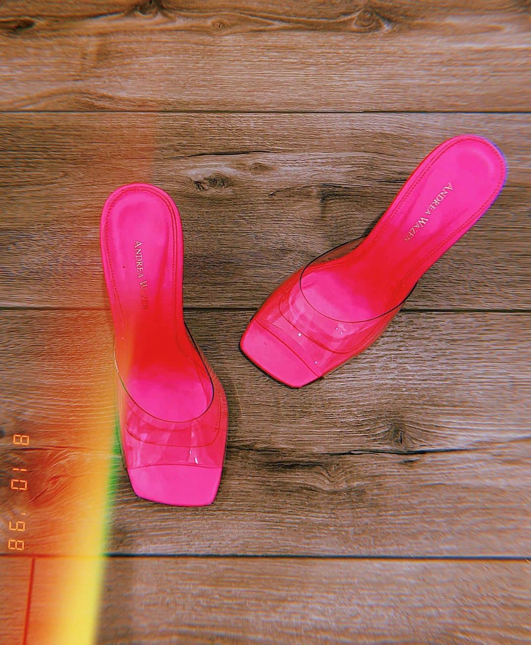 Camila Coelhoさんのインスタグラム写真 - (Camila CoelhoInstagram)「Summer Neons🔥🔥 #shoes」8月14日 1時07分 - camilacoelho