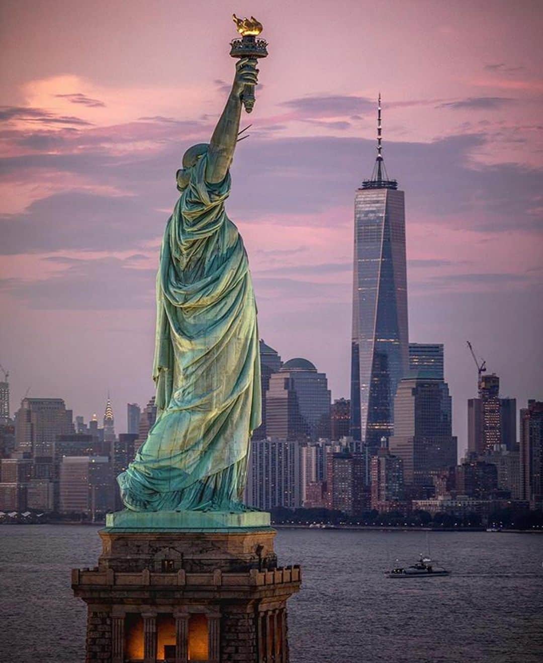 のインスタグラム：「Lady Liberty captured by @beholdingeye via @nycityworld  #bondno9 #bondno9ny #newyork #newyorkcity #nyc #summer #ladyliberty #libertyisland #fragrance #perfume #love」