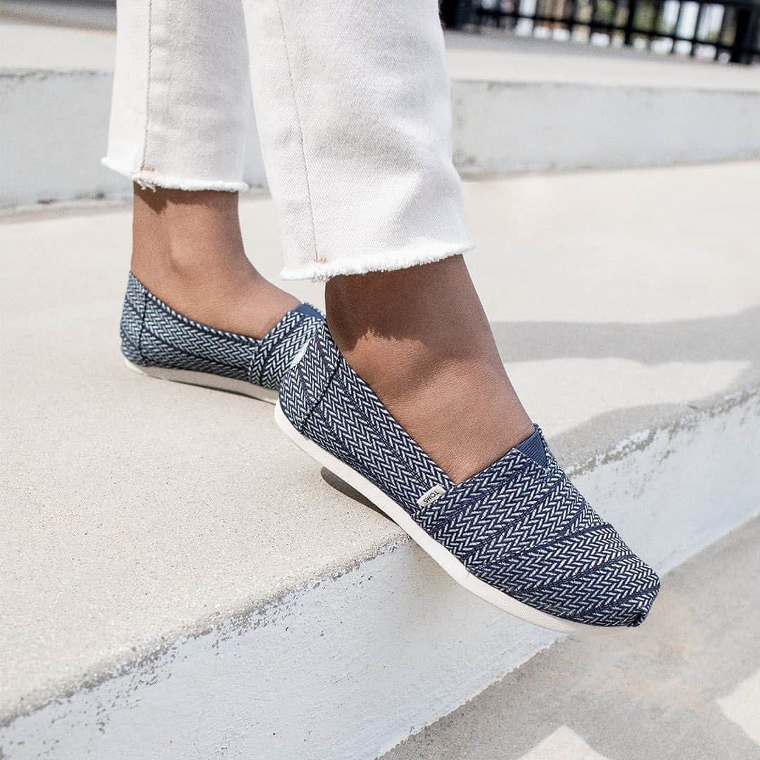 トムズシューズのインスタグラム：「The perfect shoe doesn’t ex—」