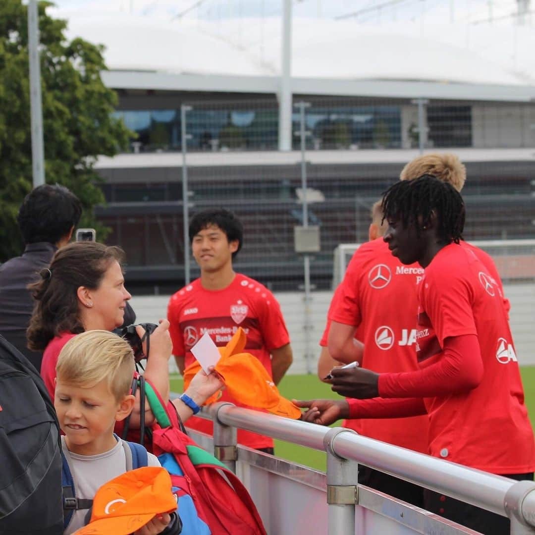 VfBシュトゥットガルトさんのインスタグラム写真 - (VfBシュトゥットガルトInstagram)「#konnichiwa, @endowataru! 👋 —— #firstday #firstimpressions #trainingsession #transfertuesday #VfB #VfBStuttgart #VfBInsta #Transfer #Neuzugang #Endo #welcome」8月14日 1時28分 - vfb