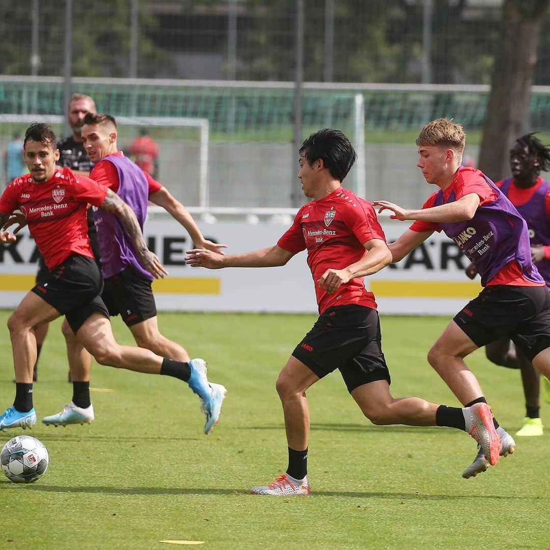 VfBシュトゥットガルトさんのインスタグラム写真 - (VfBシュトゥットガルトInstagram)「#konnichiwa, @endowataru! 👋 —— #firstday #firstimpressions #trainingsession #transfertuesday #VfB #VfBStuttgart #VfBInsta #Transfer #Neuzugang #Endo #welcome」8月14日 1時28分 - vfb