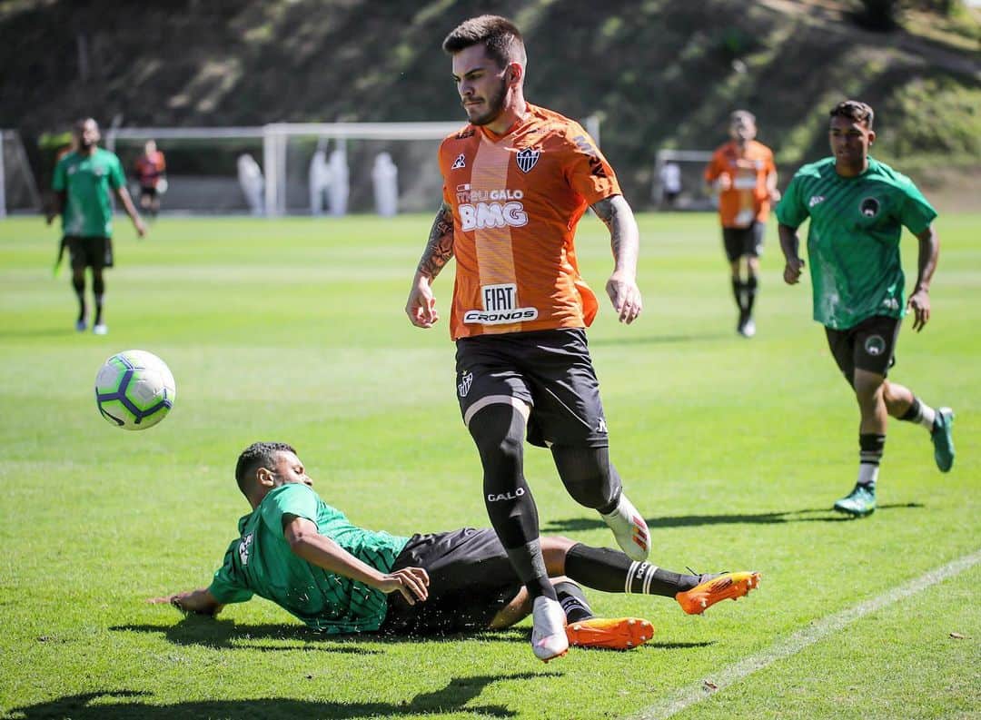 ナタンのインスタグラム：「Que Deus abençoe o trabalho de cada dia 🙏🏻 !! 🐔💪🏻 #AquiÉGalo #Galo」