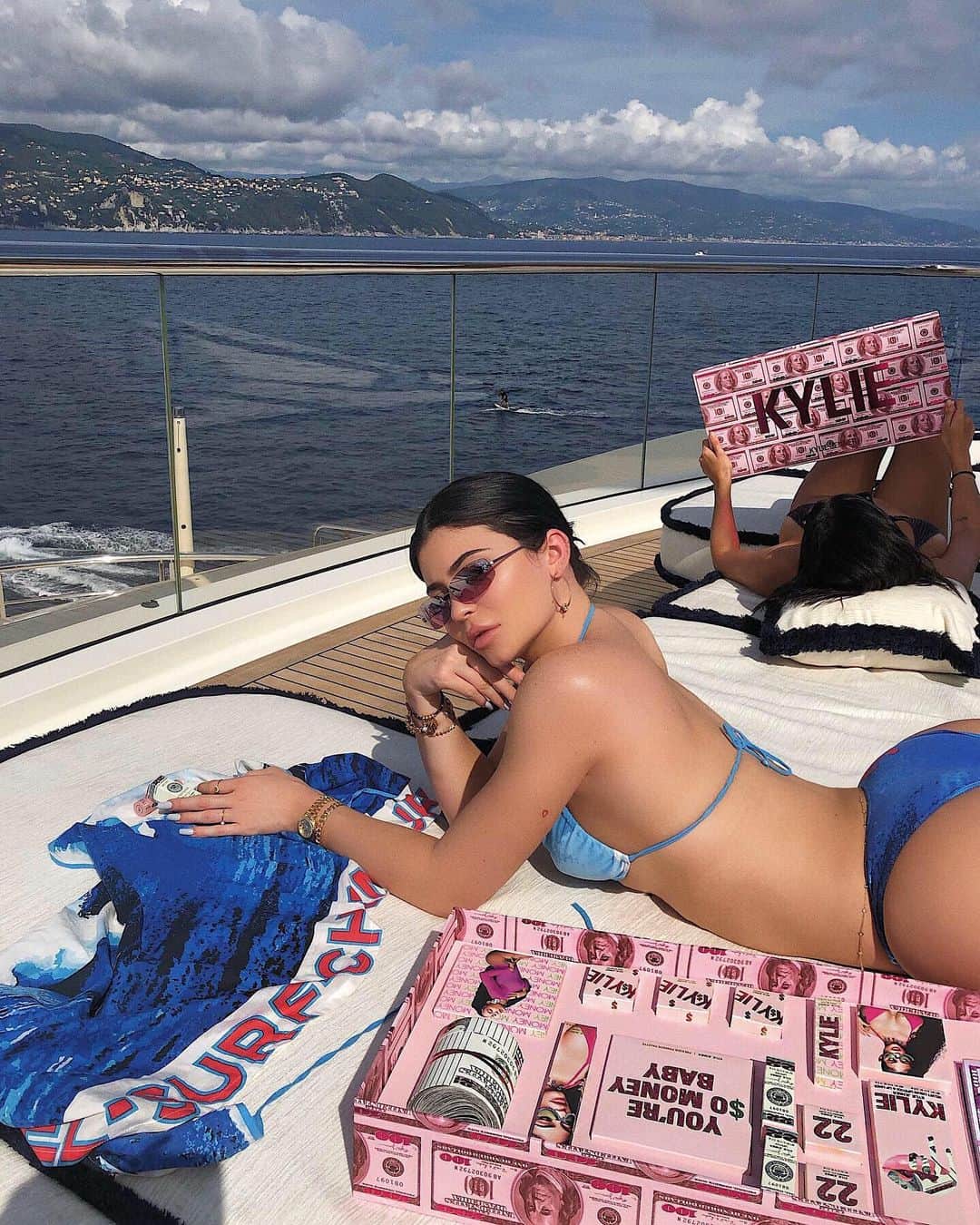 Kylie Cosmeticsさんのインスタグラム写真 - (Kylie CosmeticsInstagram)「MOOD 💙🌊 boss babe laying out with the Birthday Collection.. KylieCosmetics.com」8月14日 1時36分 - kyliecosmetics