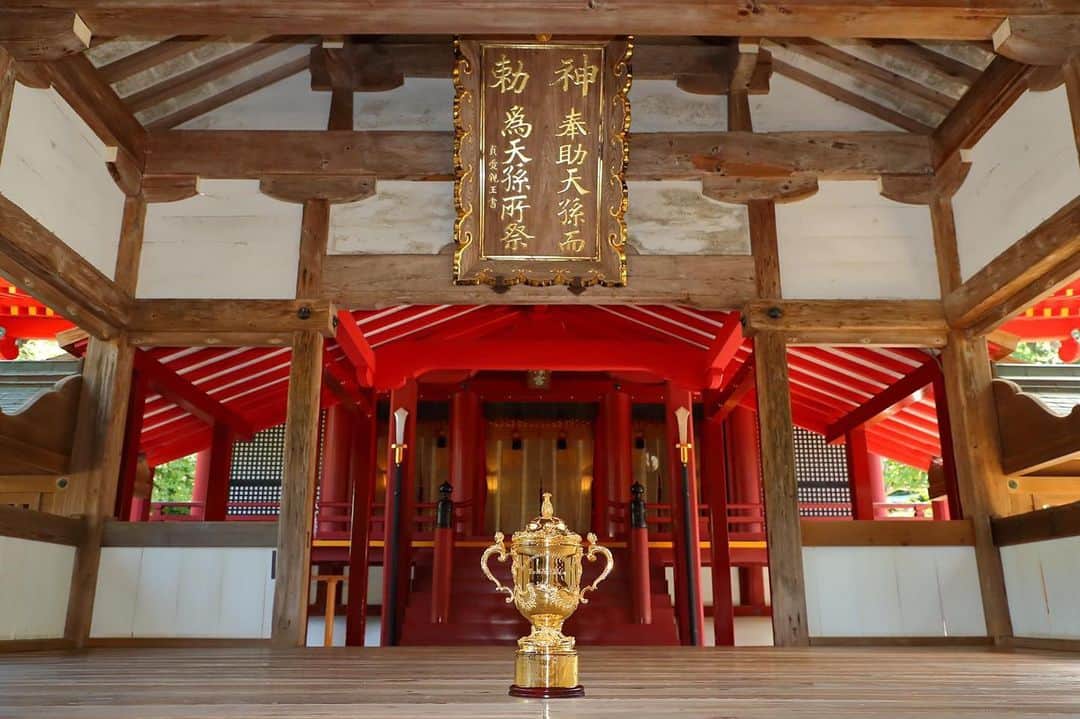 ラグビーリーグ・ワールドカップさんのインスタグラム写真 - (ラグビーリーグ・ワールドカップInstagram)「The Webb Ellis Cup is continuing its journey around Japan and today, the 🏆 visited Munakata Taisha, a collection of three shrines in Fukuoka Prefecture.  If you're travelling to Fukuoka for #RWC2019, this is a must visit stop! 🇯🇵⛩🏉」8月14日 1時41分 - rugbyworldcup