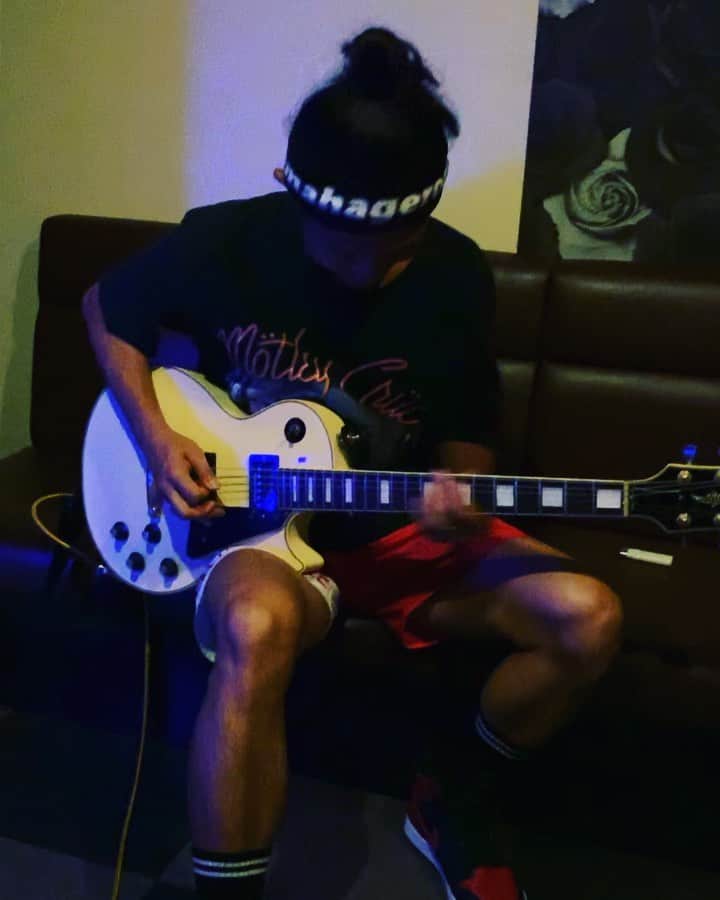Kuboty のインスタグラム：「深夜のカラオケでギター練習🎸 ジョイサウンドにギターぶっさすと甘やかされた気持ちのいい音が出ます♪ #totalfat #クボ練 #joysound」