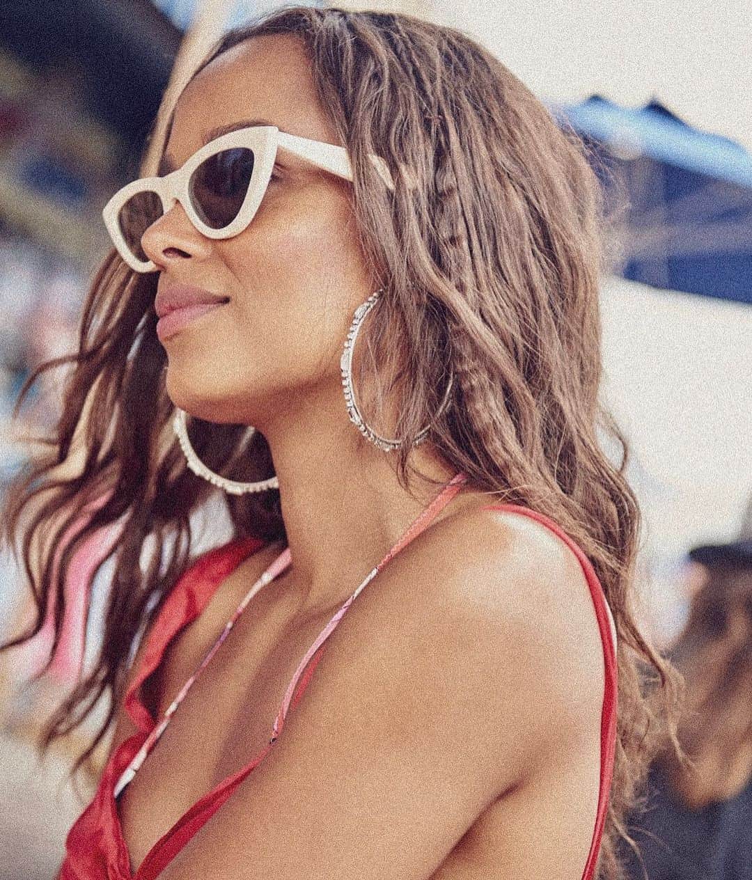 ダニジョーのインスタグラム：「HOOP, THERE IT IS 🔥 @francesaaternir in the Romi hoops • tap to shop #dannijogirls」