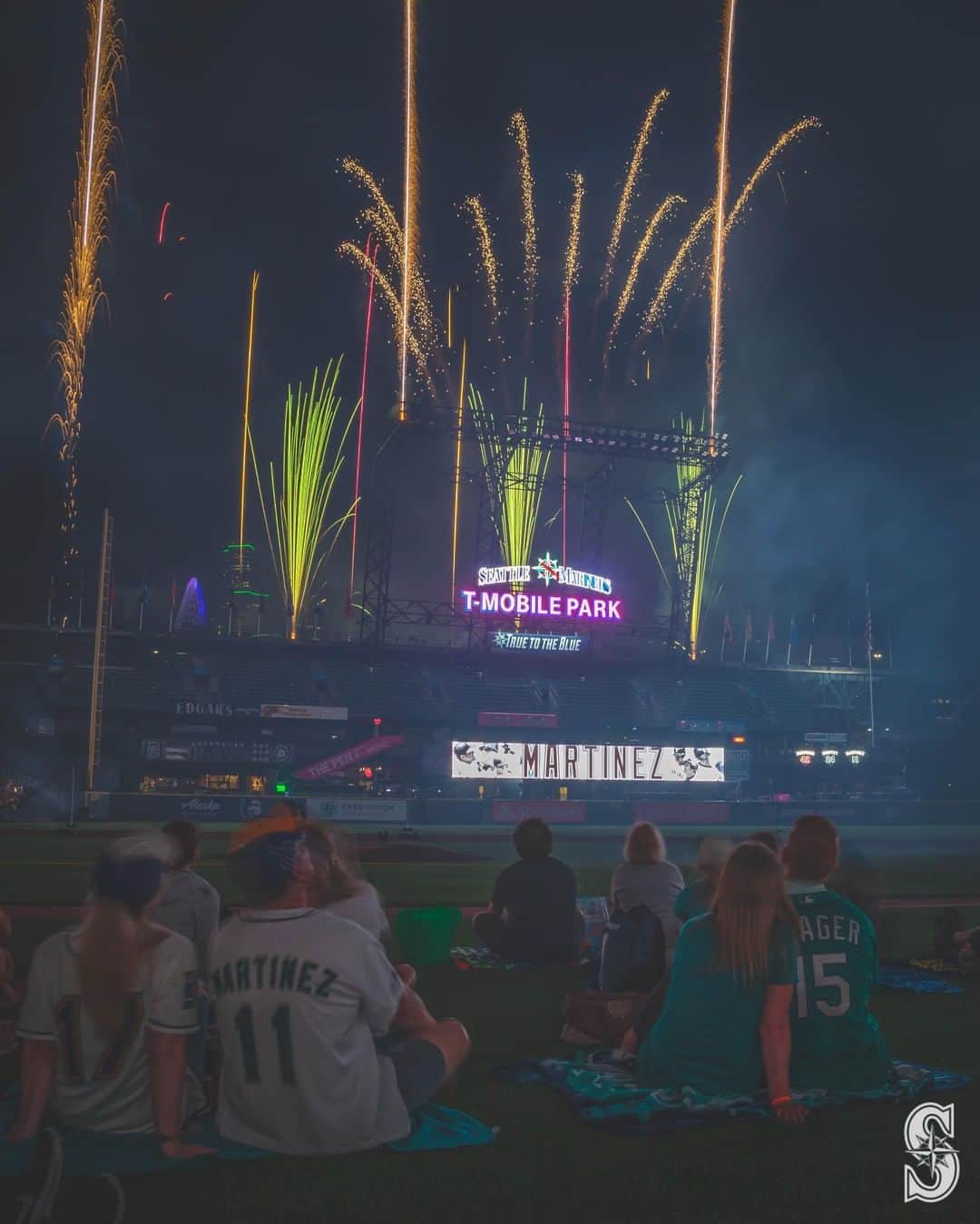 シアトル・マリナーズさんのインスタグラム写真 - (シアトル・マリナーズInstagram)「Always wanted to sit on the field for fireworks? Here's your chance. 🎆  Comment and tag the three friends you'd take for your chance at FOUR 🎟️s to Sing-Along Fireworks Night on August 23rd—plus on-field access. Contest ends tonight, Tuesday, at midnight.」8月14日 1時51分 - mariners