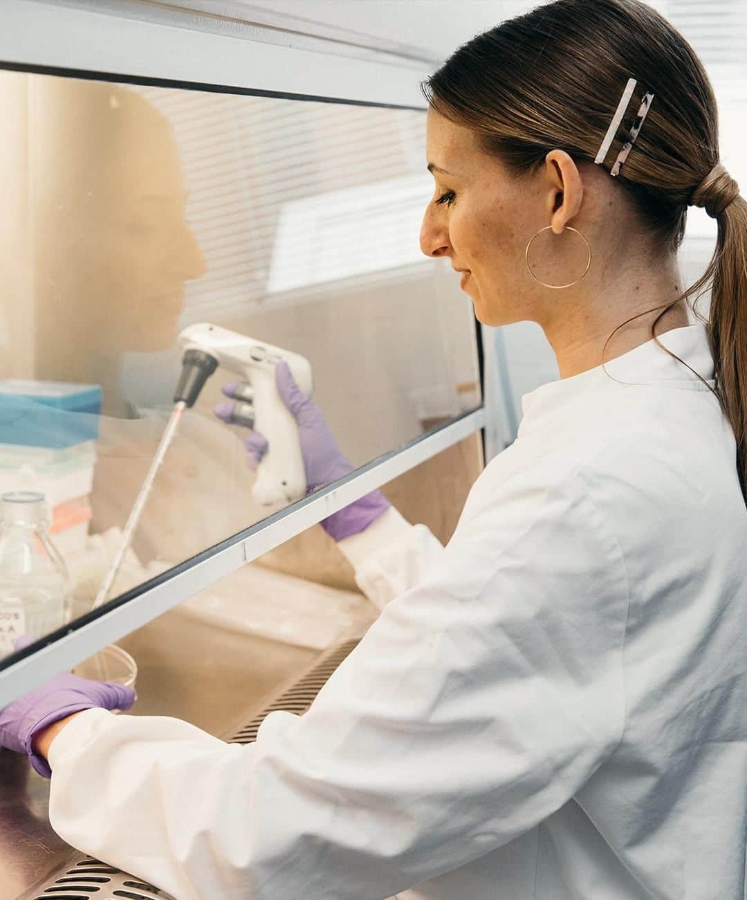 アクセサライズのインスタグラム：「"Fight for your dreams because only you will know what is best for you." 🌠 ~ Meet Camilla Rega. Scientist at the Institute of Cancer Research, Camilla's days are spent passionately pursuing what she loves in the medical field. But not one to put a limit on her dreams, she can be also be found expressing herself through classical ballet. ~ Here at Accessorize, we believe you can be whatever you want to be, so we've created accessories for every side of you. Because #EverythingYouAre is worth celebrating. 🔍 Earrings - 7855788100 🔍 Hair slides - 7867310100 ~ Tap the link in the bio to shop now.  #Accessorize #Accessorizer」