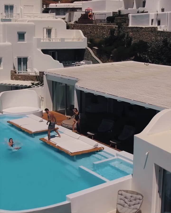 Murad Osmannのインスタグラム：「Love traveling with couples - you always have someone to prank 😂. Tag your friends with whom you want to travel the world 🌎 ————— Shot in the amazing @cavotagoomykonos and initially inspired by @tomjauncey drone out video. I still think he did it much better than me 😂 —————- Мы любим отдыхать парами - всегда есть над кем пошутить. Отмечайте своих любимых с кем вы путешествуете! #Followmeto #следуйзамной」