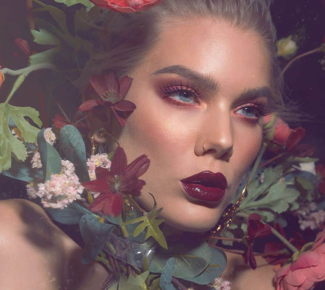 Linda Hallbergさんのインスタグラム写真 - (Linda HallbergInstagram)「I went through IKEAs whole artificial flower section for this look 🤪 it’s funny ‘cause it’s true!  Products used in the look: Base @natashadenona Foundation X+ @lindahallbergcosmetics Infinity Filter Light @lindahallbergcosmetics Infinity Palette – Virgio @lindahallbergcosmetics Infinity Deep Palette (Solar, Quasar, Mars)  Eyes @toofaced shadow insurance @lindahallbergcosmetics Spectral Palette – Unknown, Dim, Solar @lindahallbergcosmetics Infinity Deep Palette – Solar, Quasar, Mars, Red Shift @dependcosmetic Artificial Eyelashes Rebecka @urbandecaycosmetics Troublemaker mascara  Lips @meltcosmetics Allday/everyday Ultra Matte eyeliner Bloodshot @lindahallbergcosmetics Fantastick Lipstick Garnet」8月14日 1時59分 - lindahallberg