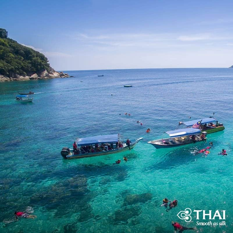 タイ航空さんのインスタグラム写真 - (タイ航空Instagram)「Located off the coast of northeastern Malaysia, the Perhentian Islands are a small group of pristine islands surrounded by clear turquoise ocean water, colorful corals, and lovely marine life. For nature and extreme activity lovers, there are so many things you can do on these islands, from snorkeling and kayaking to turtle conservation volunteering. . #ThaiAirways #PerhentianIslands #Malaysia #Islands」8月14日 2時10分 - thaiairways