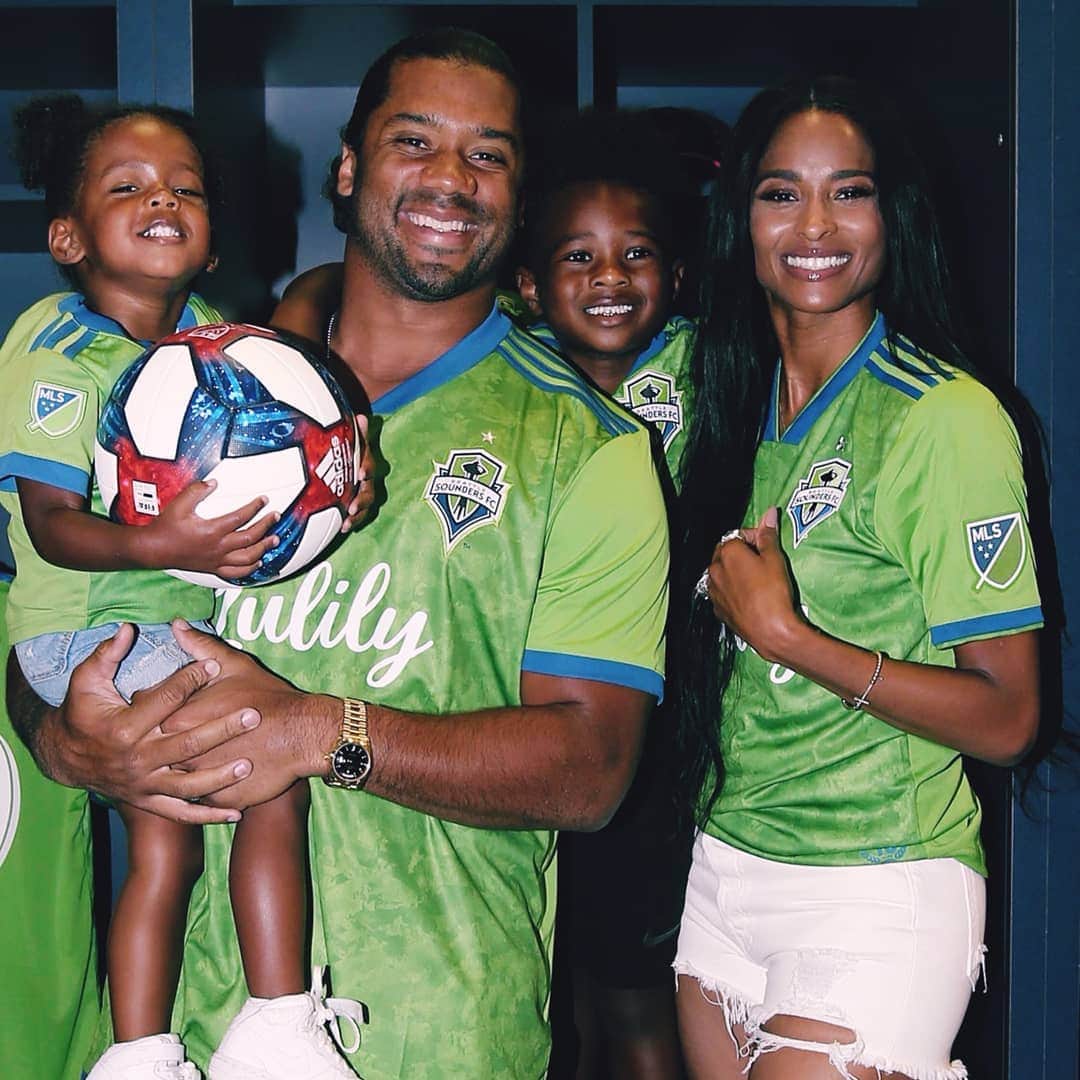 ラッセル・ウィルソンのインスタグラム：「Football. Fútbol. We Love them both! @Ciara and I are fired up to announce we are Team Owners of the @Soundersfc one of the best franchises in the world! We can't wait for our kids to grow up loving Soccer! Family is everything! We Love You Seattle! #SoundersIsFamily ⚽💚💙」