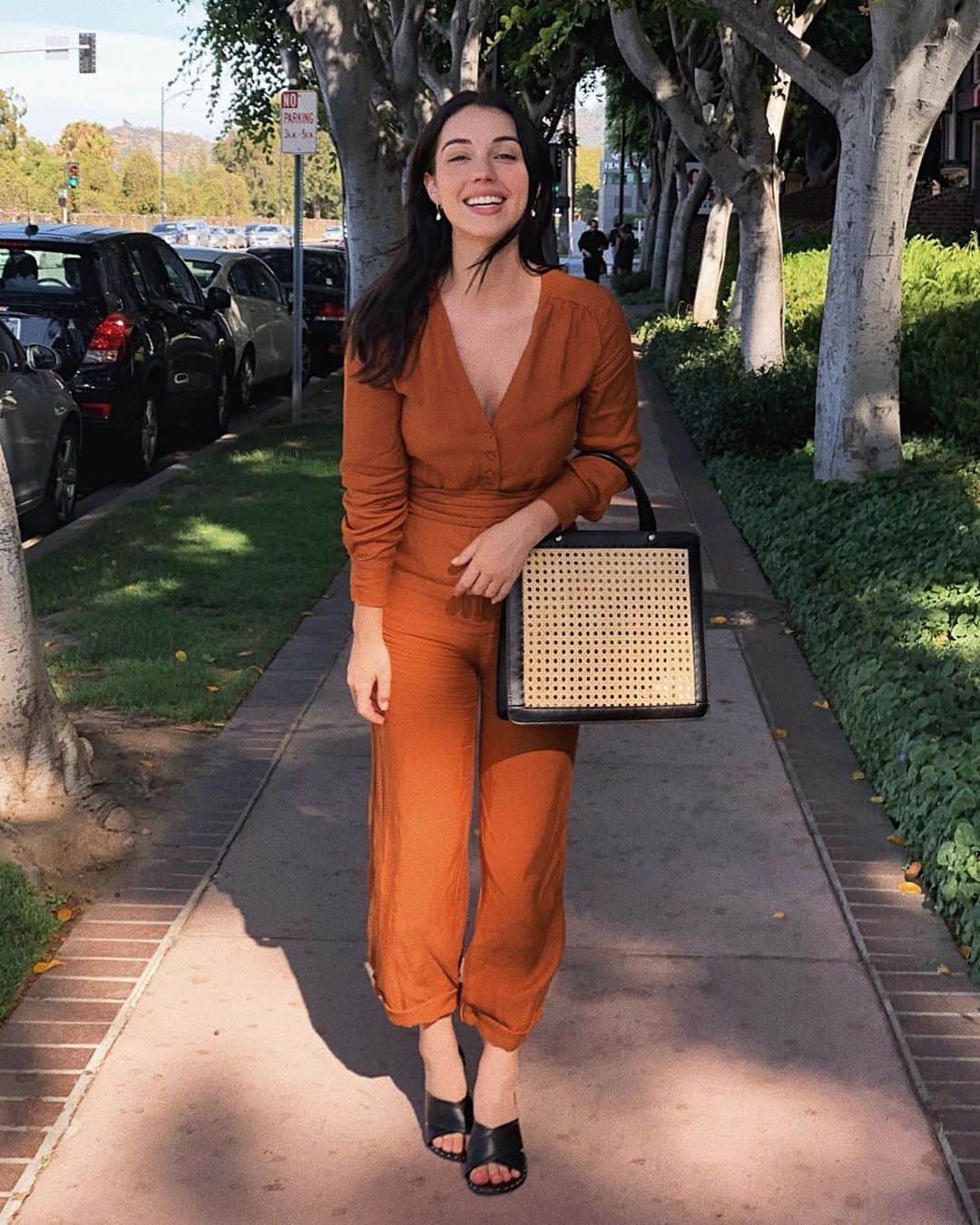アデレード・ケインのインスタグラム：「Giggles McGee @fashionnova #sponsored」