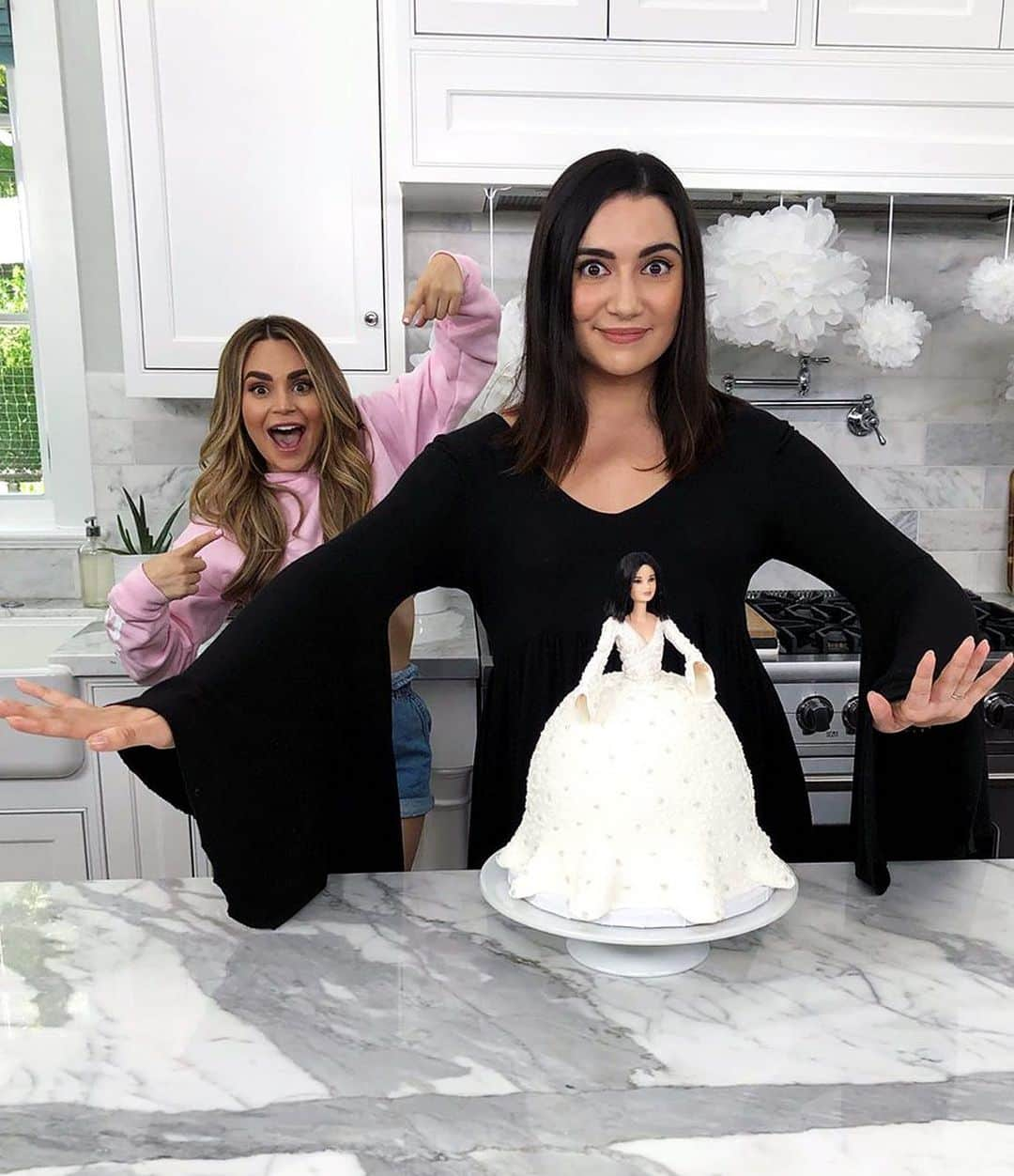 YouTubeさんのインスタグラム写真 - (YouTubeInstagram)「This @safiyany cake is everything. Watch @rosannapansino build it from scratch - link in bio. 👰🎂」8月14日 2時09分 - youtube