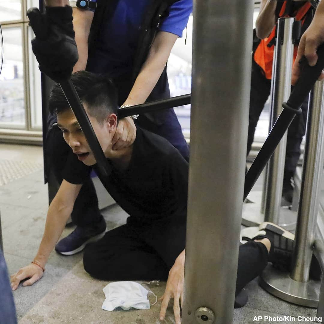 ABC Newsさんのインスタグラム写真 - (ABC NewsInstagram)「Riot police storm Hong Kong International Airport as demonstrations lead to widespread flight disruptions for the second day in a row. #hongkong #china #protest #airport」8月14日 2時11分 - abcnews