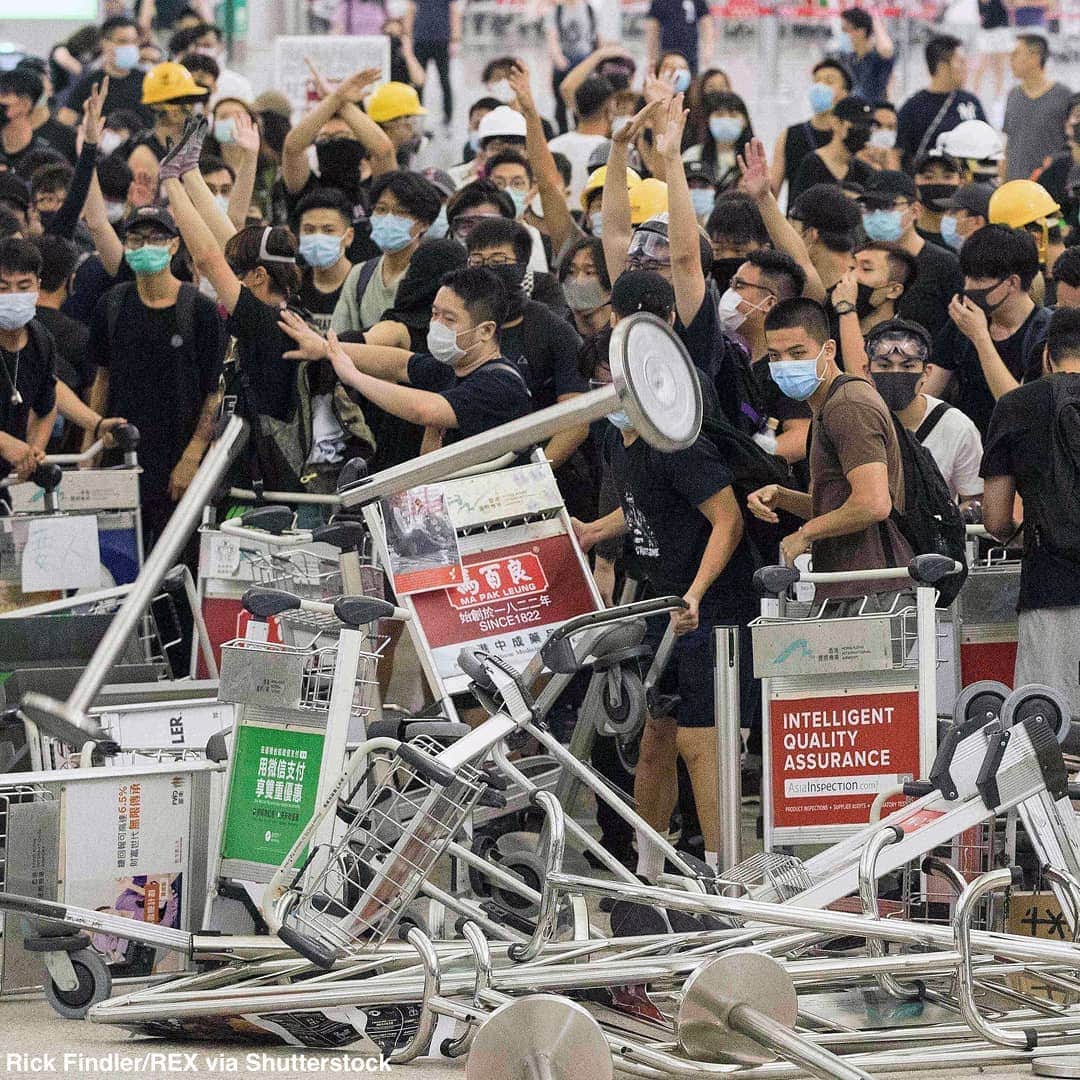 ABC Newsさんのインスタグラム写真 - (ABC NewsInstagram)「Riot police storm Hong Kong International Airport as demonstrations lead to widespread flight disruptions for the second day in a row. #hongkong #china #protest #airport」8月14日 2時11分 - abcnews