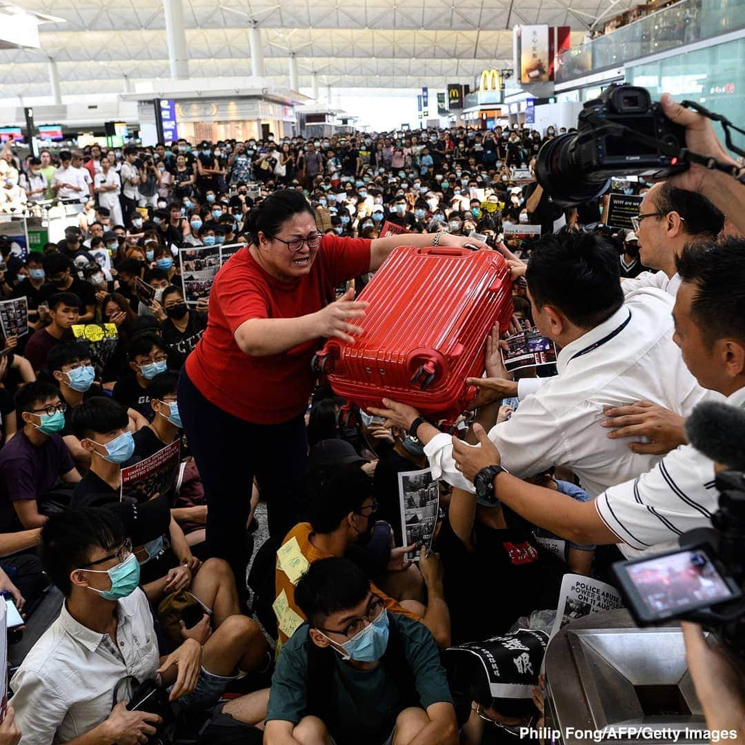 ABC Newsさんのインスタグラム写真 - (ABC NewsInstagram)「Riot police storm Hong Kong International Airport as demonstrations lead to widespread flight disruptions for the second day in a row. #hongkong #china #protest #airport」8月14日 2時11分 - abcnews