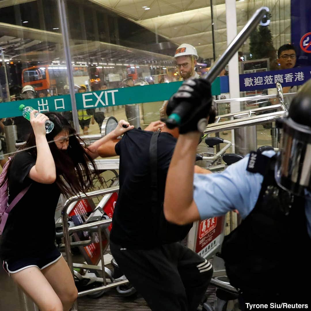 ABC Newsさんのインスタグラム写真 - (ABC NewsInstagram)「Riot police storm Hong Kong International Airport as demonstrations lead to widespread flight disruptions for the second day in a row. #hongkong #china #protest #airport」8月14日 2時11分 - abcnews