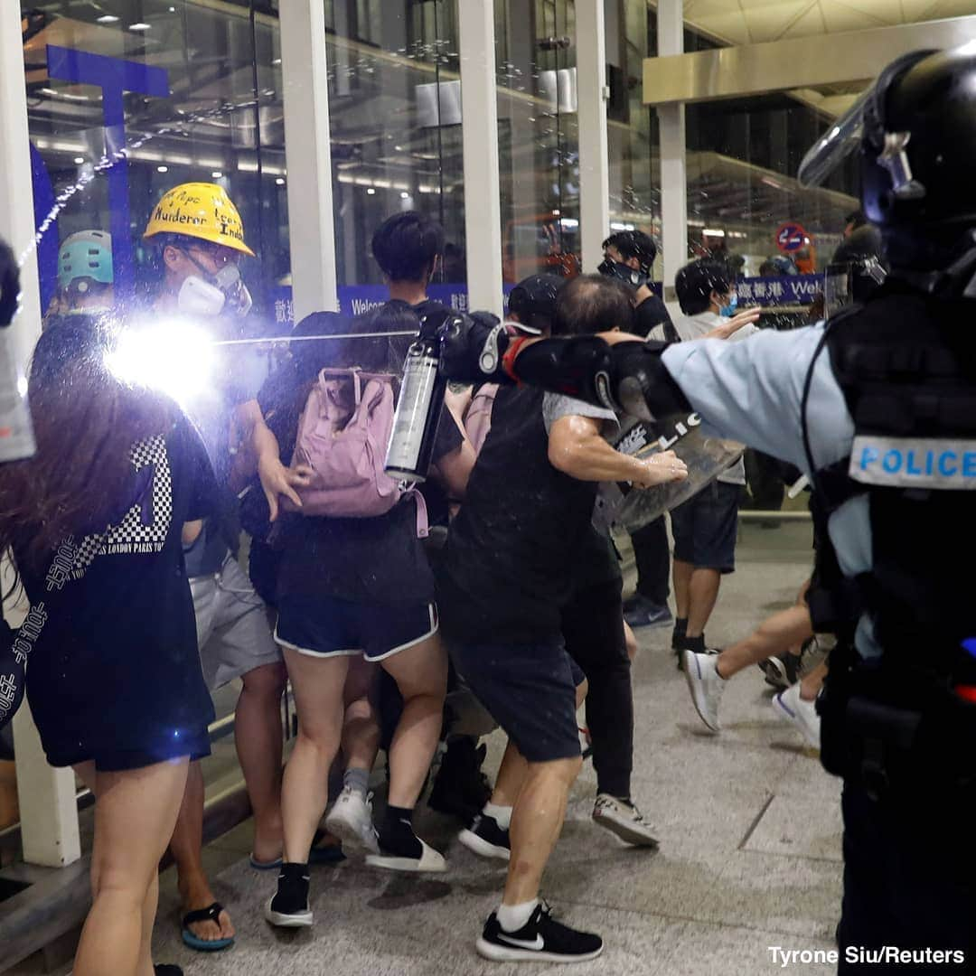 ABC Newsさんのインスタグラム写真 - (ABC NewsInstagram)「Riot police storm Hong Kong International Airport as demonstrations lead to widespread flight disruptions for the second day in a row. #hongkong #china #protest #airport」8月14日 2時11分 - abcnews