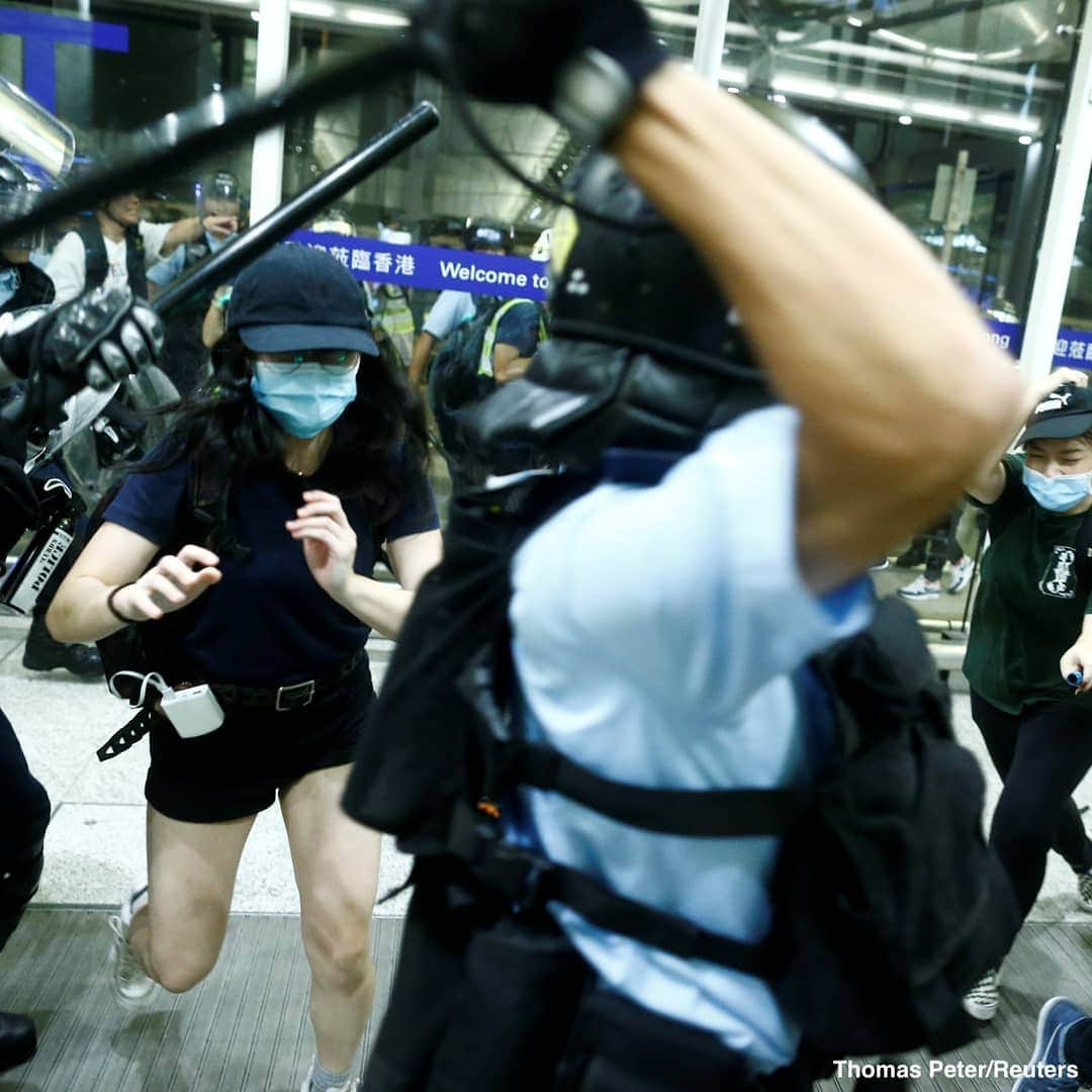 ABC Newsさんのインスタグラム写真 - (ABC NewsInstagram)「Riot police storm Hong Kong International Airport as demonstrations lead to widespread flight disruptions for the second day in a row. #hongkong #china #protest #airport」8月14日 2時11分 - abcnews