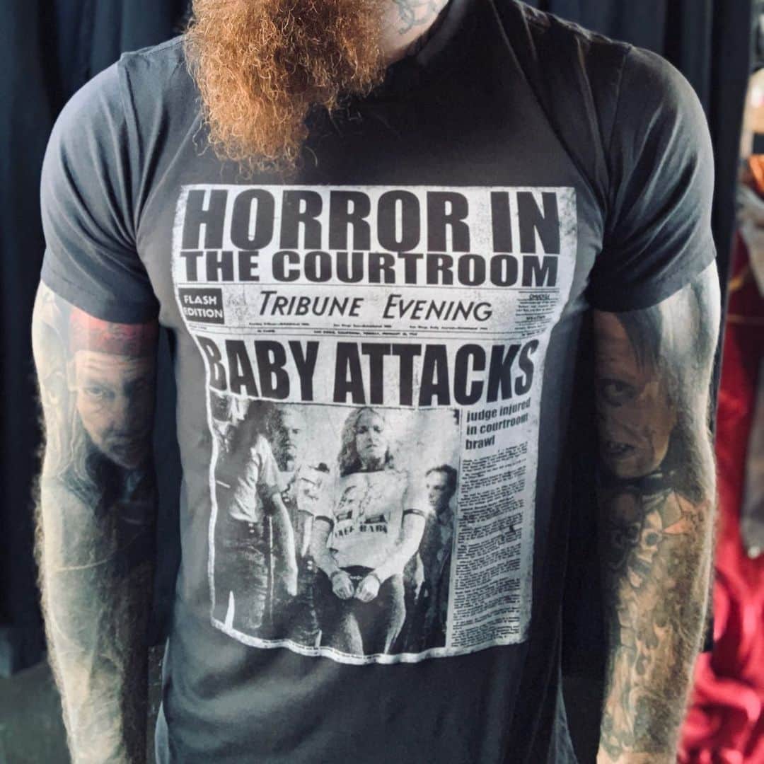 ロブ・ゾンビのインスタグラム：「Dig this wicked new T-shirt from @zomboogey !!! 🔥go to www.localboogeyman.com now to get one!💀would look pretty sweet on opening night! #sherimoonzombie #3fromhell #robzombie #localboogeyman #zomboogey #horrorinthecourt」