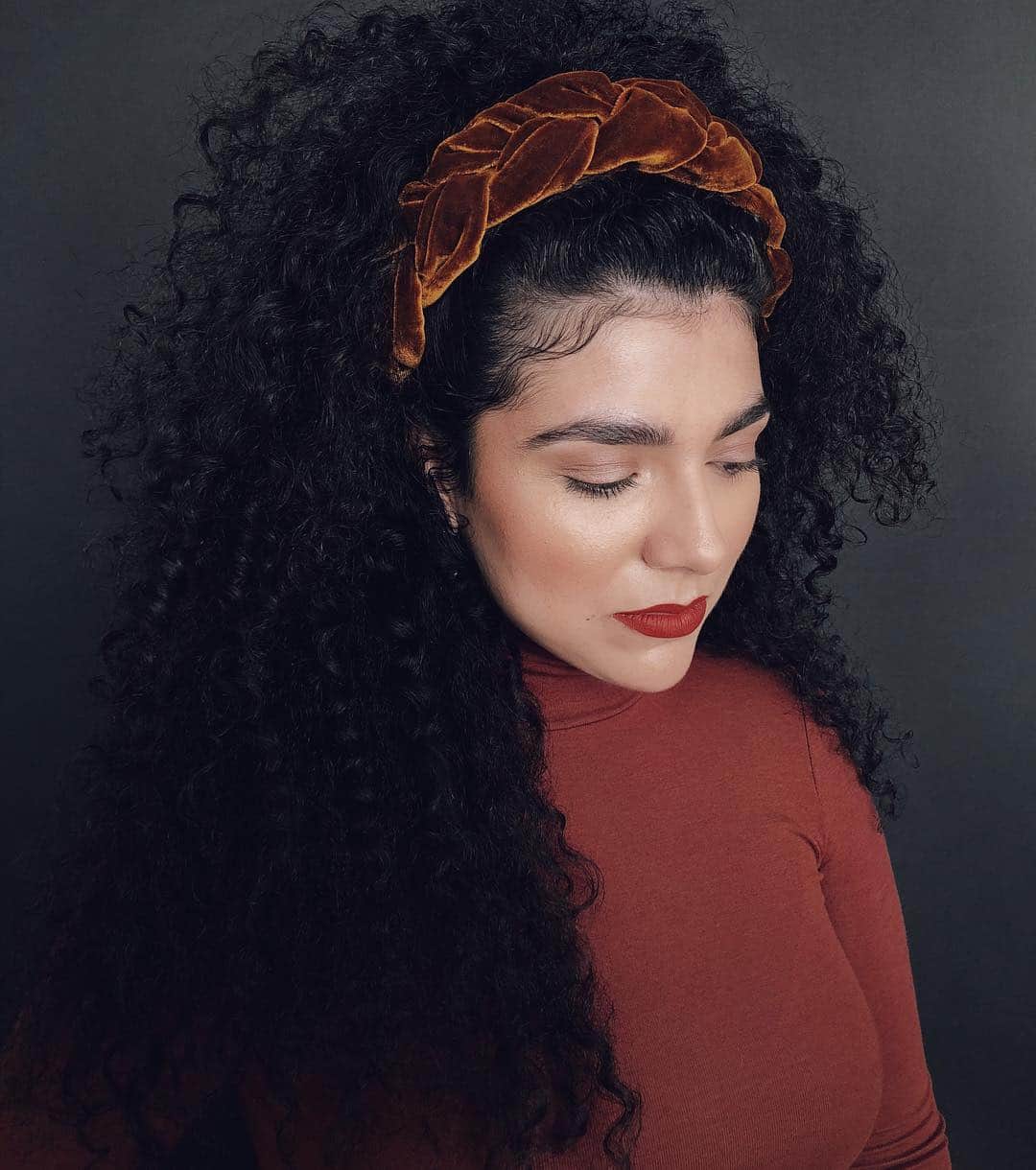 Kristin Essのインスタグラム：「You know what... I’m fully here for an oversized headband. Mostly because they don’t get lost in curly hair but also because it’s dramatic and I’m dramatic so 👯‍♀️ headband from @jenniferbehr, actual head from @daisyjfernandez 💕😂」
