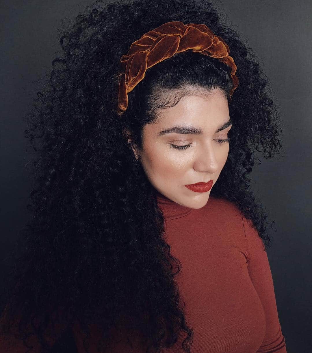 Kristin Essさんのインスタグラム写真 - (Kristin EssInstagram)「You know what... I’m fully here for an oversized headband. Mostly because they don’t get lost in curly hair but also because it’s dramatic and I’m dramatic so 👯‍♀️ headband from @jenniferbehr, actual head from @daisyjfernandez 💕😂」8月14日 2時15分 - kristin_ess