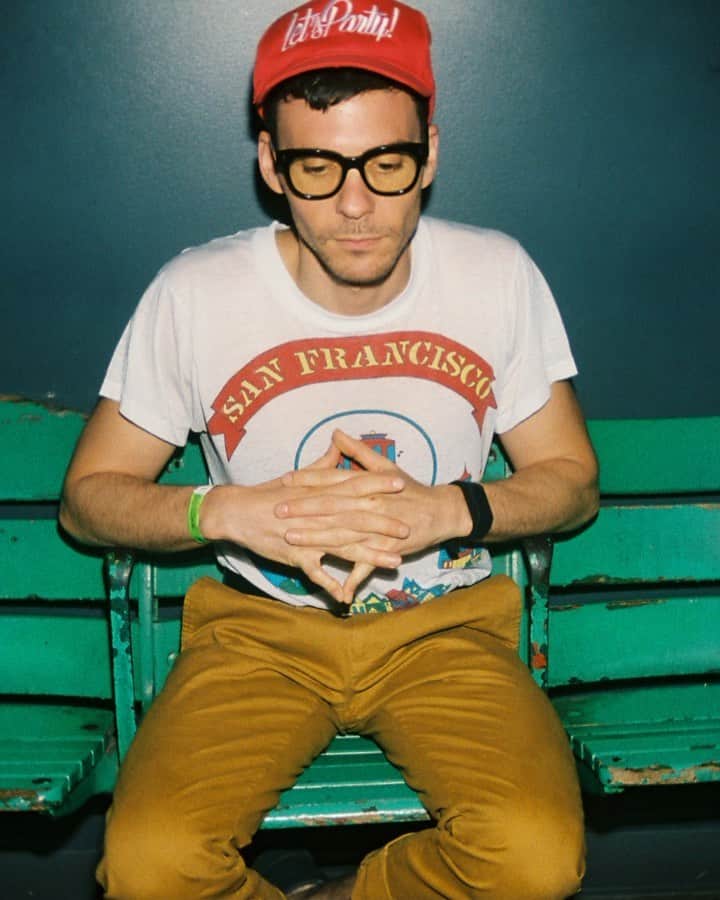 マシュー・カマのインスタグラム：「Mustard pants don’t show mustard stains. _____ @paigesaraphoto」