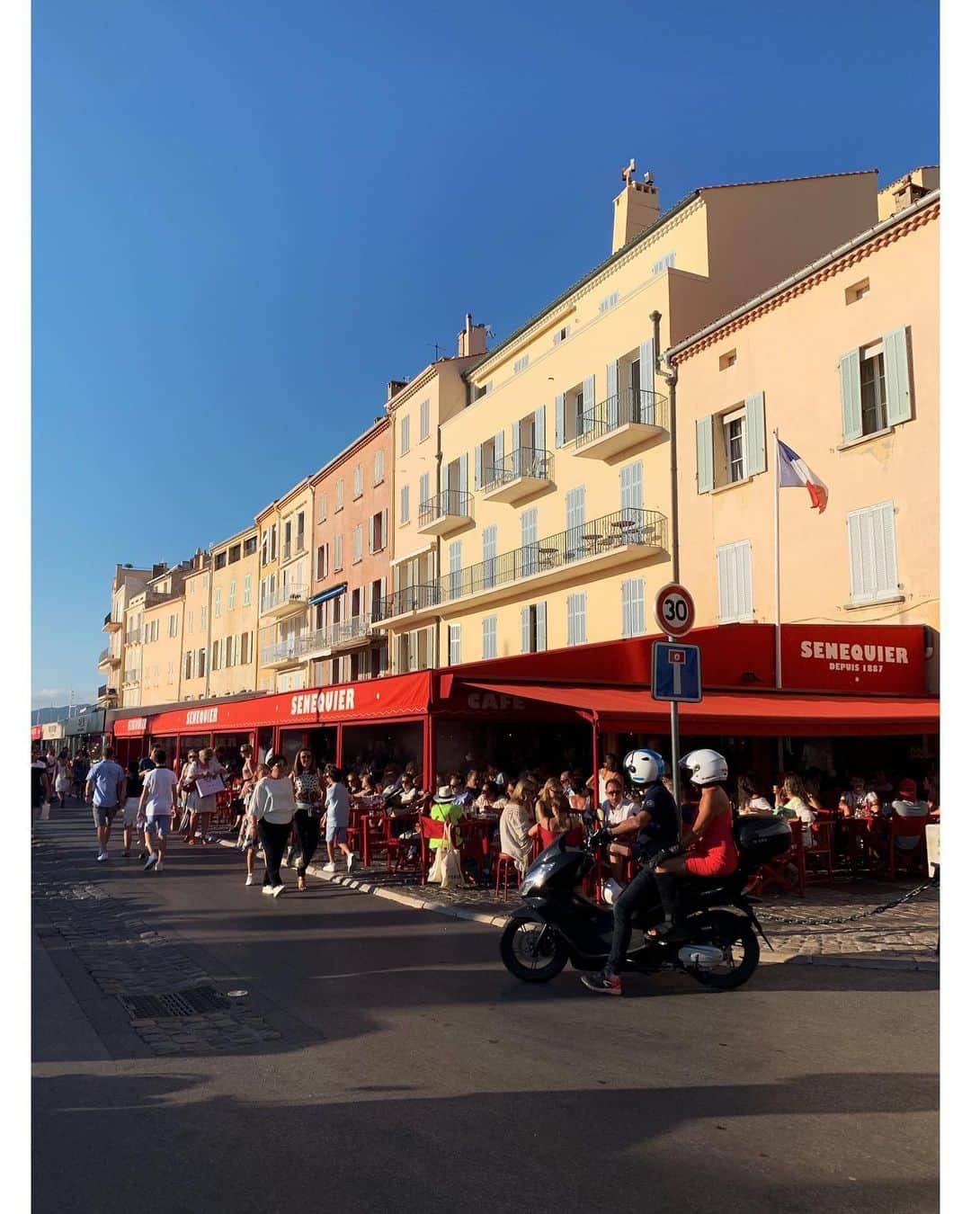ELLE Czechさんのインスタグラム写真 - (ELLE CzechInstagram)「Chystáte se poslední dny prázdnin zavítat do oblasti Azurového pobřeží, které je součástí regionu Provence-Alpes-Côte d'Azur? Navštivte město Saint Tropez a  dejte si snídani na slunné terase věhlasné restaurace Sénéquier. I Brigitte Bardot ve filmu “A bůh stvořil ženu” neodolala vyhlášenému nugátu a sušenkám.  _____ #ELLEczech #ELLEtraveldiary #summertime #ELLElikes」8月14日 2時32分 - elleczech