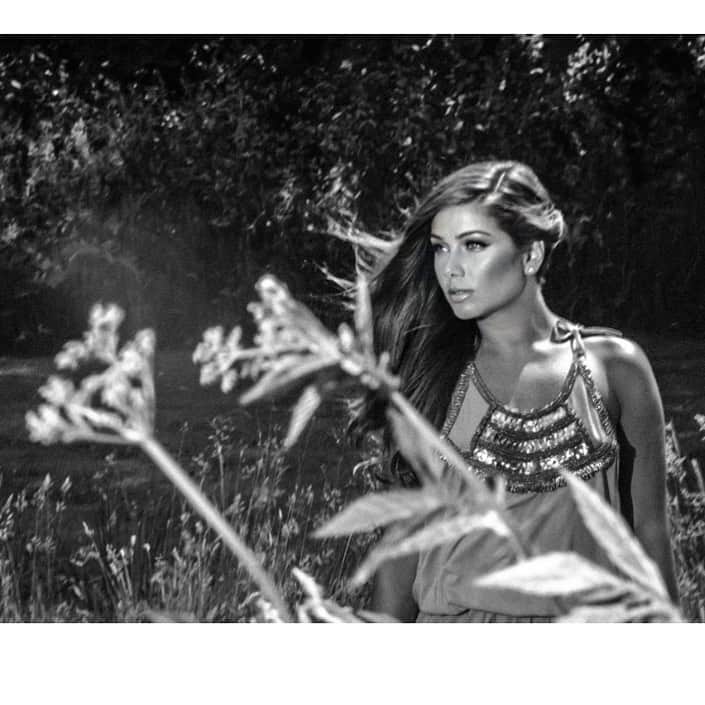 ニッキー・サンダーソンのインスタグラム：「Daydreaming 💭 📸 @cheshirephotographer  #photography #photograph #photographer #photoshoot #nature #blackandwhite #pose #modelling #model」
