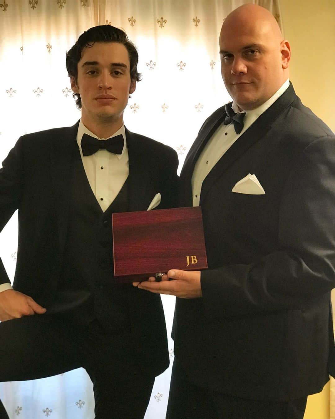 ジョーイ・ブラッグのインスタグラム：「Happy Birthday to this studdly gentleman. It’s an honor to have you as a best friend and an even bigger honor to stand with the box you proposed to me with. love you, Buddy. Let’s go to the park and see what’s up when I get back.」