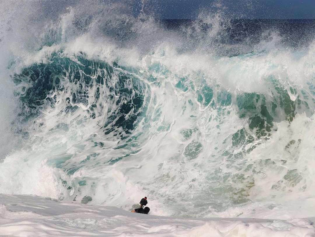 クラーク・リトルさんのインスタグラム写真 - (クラーク・リトルInstagram)「Tuck,Duck and Roll... shooting shorebreak last winter. #hawaii #clarklittle 🆑 Photo @bevsonthebeach」8月14日 2時39分 - clarklittle