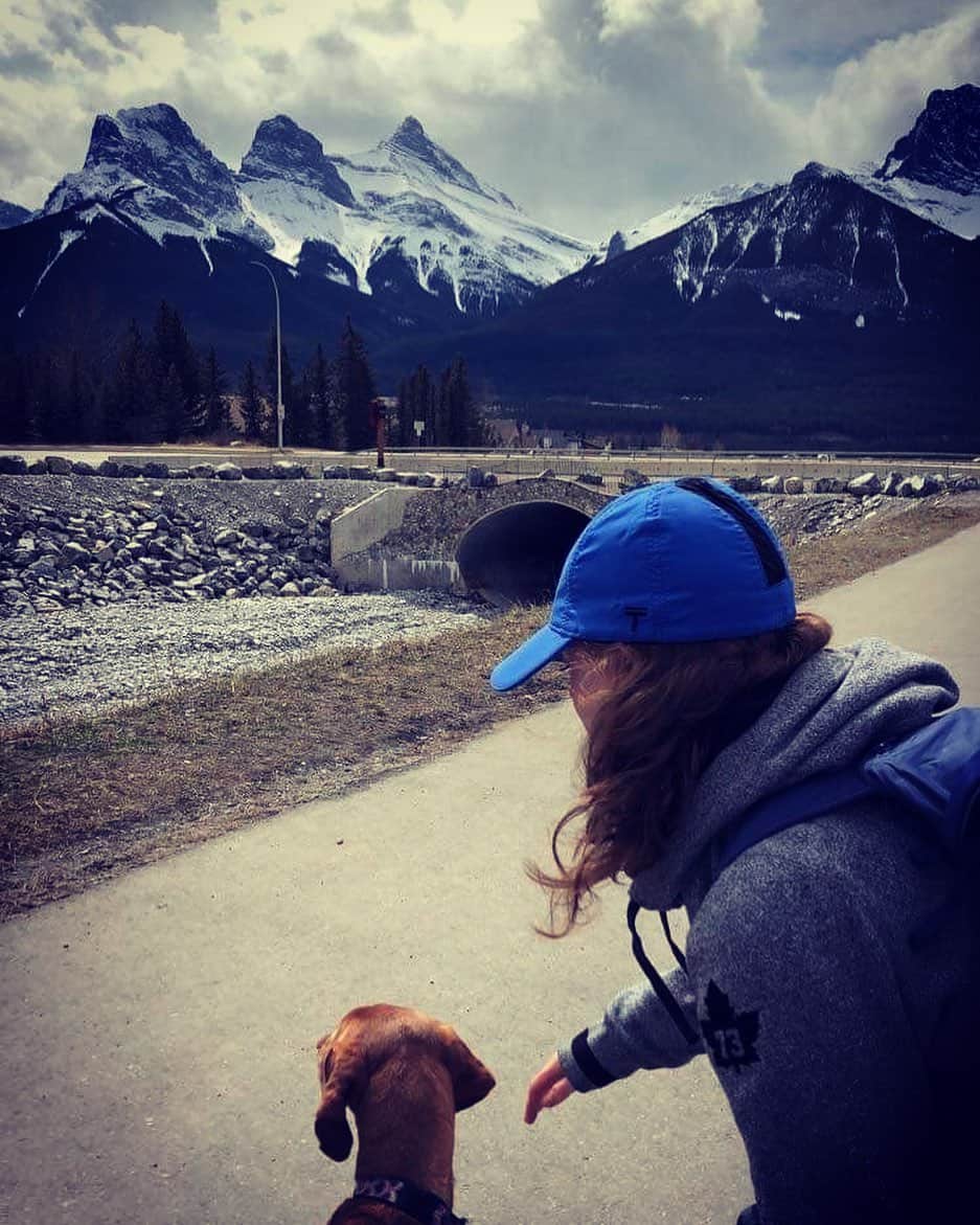 ナターシャ・ピュリッチさんのインスタグラム写真 - (ナターシャ・ピュリッチInstagram)「Being in the mountains with a dog on Alberta soil is pure bliss 💜 #Canmore #albertarockies #noplacelikehome」8月14日 2時40分 - tashapurich