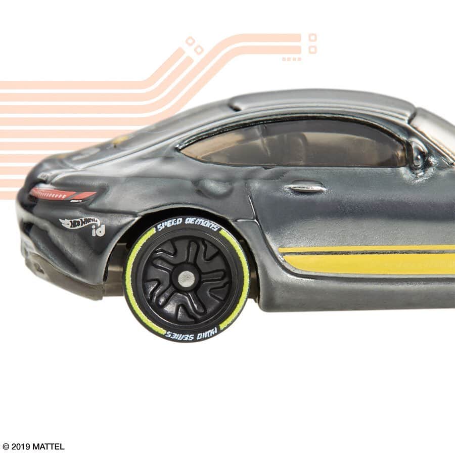 Hot Wheelsさんのインスタグラム写真 - (Hot WheelsInstagram)「Run the track IRL and in the #HotWheelsid digital world with the Mercedes-AMG GT die-cast. Swipe to see the details ➡️ #Mercedes #AMG」8月14日 2時41分 - hotwheelsofficial