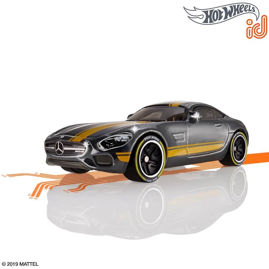 Hot Wheelsさんのインスタグラム写真 - (Hot WheelsInstagram)「Run the track IRL and in the #HotWheelsid digital world with the Mercedes-AMG GT die-cast. Swipe to see the details ➡️ #Mercedes #AMG」8月14日 2時41分 - hotwheelsofficial