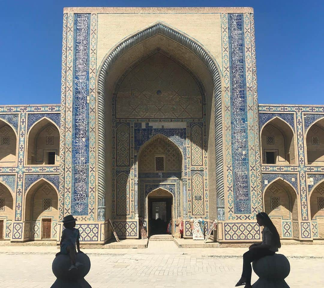 サザビーズさんのインスタグラム写真 - (サザビーズInstagram)「For today’s #SothebysOutofOffice, we’re heading to a spellbinding stop on the ancient Silk Road ✈️ Bursting with culture, Uzbekistan is home to an array of picturesque mosques, mausoleums and mosaics, and was the Summer destination of choice for Vanita James – Head of Sotheby’s Editorial Team in London. - Pictured here is: - Ulugbek Medressa in Bukhara -Muhammad Rahim Khan Medressa in Khiva, established in 5BC -Alioquli Khan Medressa in Khiva -The Registan in Samarkand -Kalta Minor Minaret in Khiva -The Ark of Bukhara  @vanitajames #OutofOffice #Uzbekistan」8月14日 2時46分 - sothebys