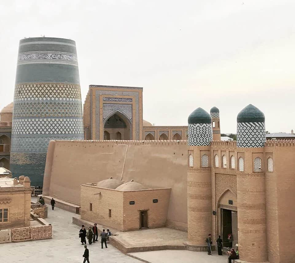 サザビーズさんのインスタグラム写真 - (サザビーズInstagram)「For today’s #SothebysOutofOffice, we’re heading to a spellbinding stop on the ancient Silk Road ✈️ Bursting with culture, Uzbekistan is home to an array of picturesque mosques, mausoleums and mosaics, and was the Summer destination of choice for Vanita James – Head of Sotheby’s Editorial Team in London. - Pictured here is: - Ulugbek Medressa in Bukhara -Muhammad Rahim Khan Medressa in Khiva, established in 5BC -Alioquli Khan Medressa in Khiva -The Registan in Samarkand -Kalta Minor Minaret in Khiva -The Ark of Bukhara  @vanitajames #OutofOffice #Uzbekistan」8月14日 2時46分 - sothebys