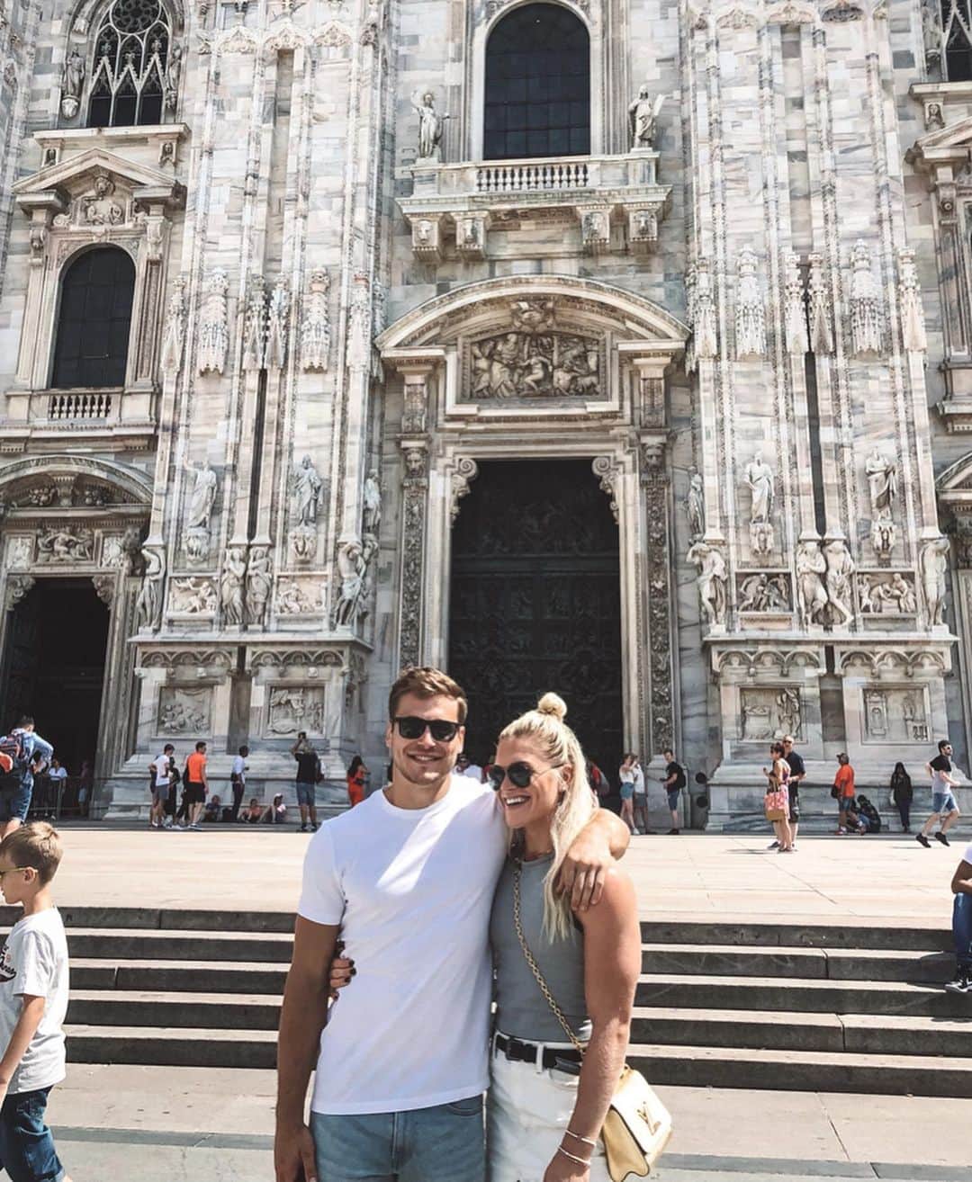 Katrin Tanja Davidsdottirさんのインスタグラム写真 - (Katrin Tanja DavidsdottirInstagram)「The line into the church was too long. Pics on the steps was good for this time around! Until next time, Milan! 👋🏼❤️☀️🍕 What an amazing week! xxx」8月14日 2時49分 - katrintanja