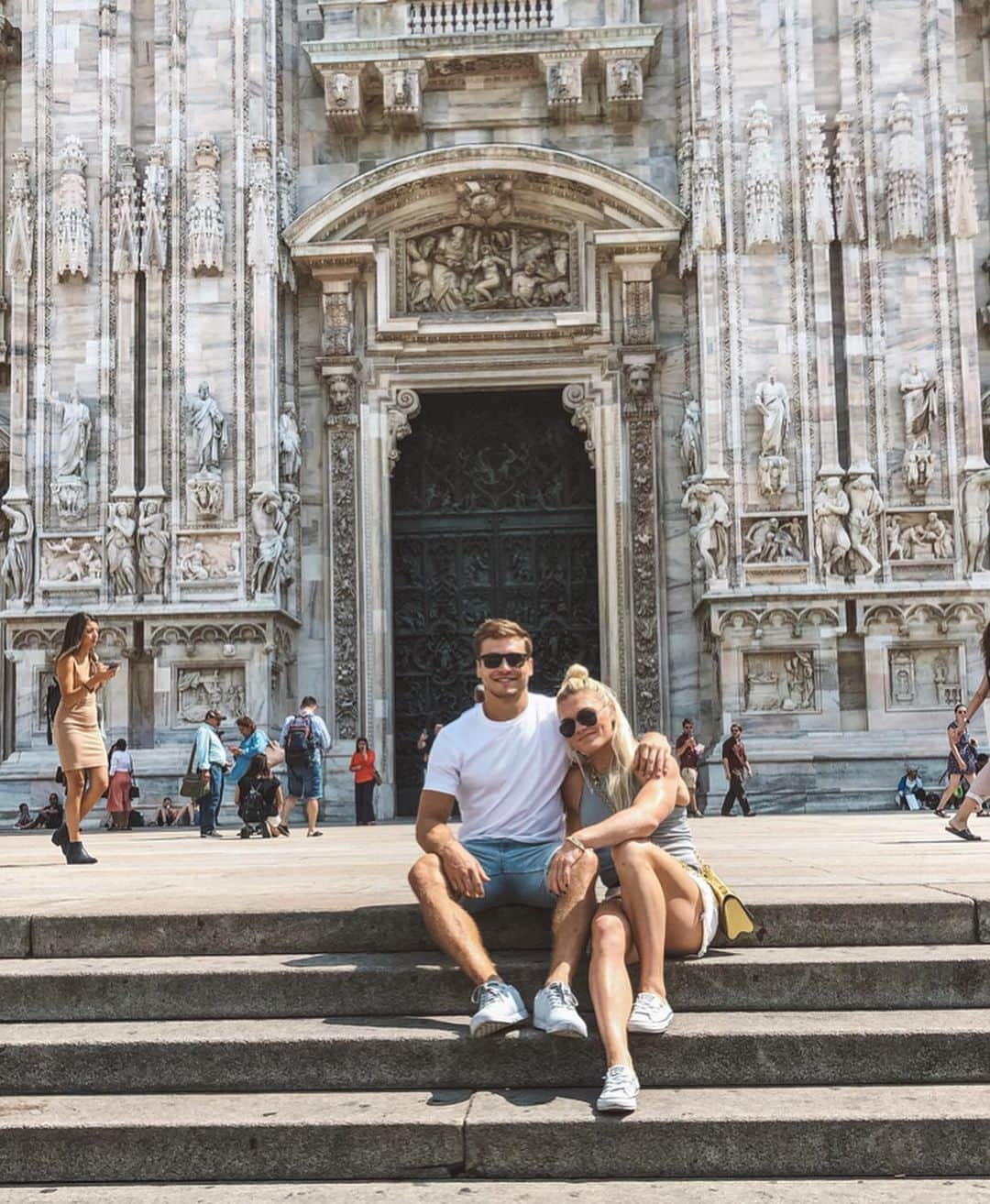 Katrin Tanja Davidsdottirさんのインスタグラム写真 - (Katrin Tanja DavidsdottirInstagram)「The line into the church was too long. Pics on the steps was good for this time around! Until next time, Milan! 👋🏼❤️☀️🍕 What an amazing week! xxx」8月14日 2時49分 - katrintanja