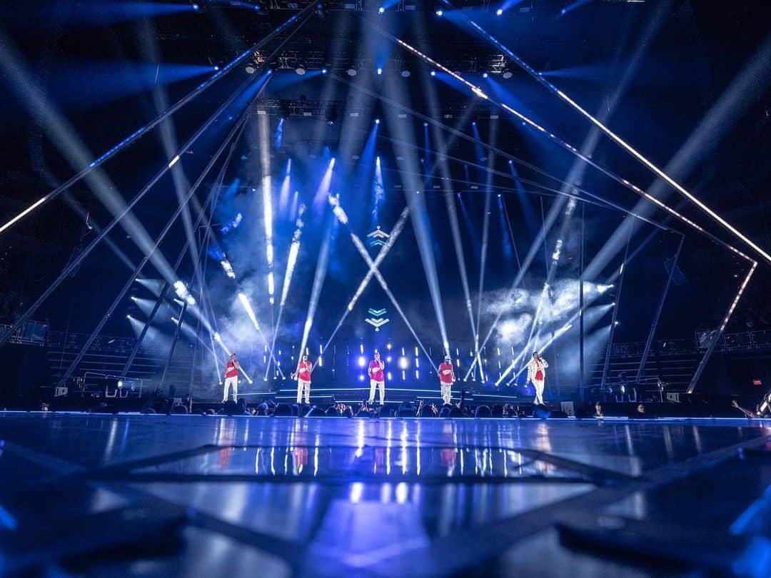 backstreetboysさんのインスタグラム写真 - (backstreetboysInstagram)「No words can describe how much we love you, Detroit! 💙 #BSBDET #DNAWorldTour」8月14日 2時58分 - backstreetboys