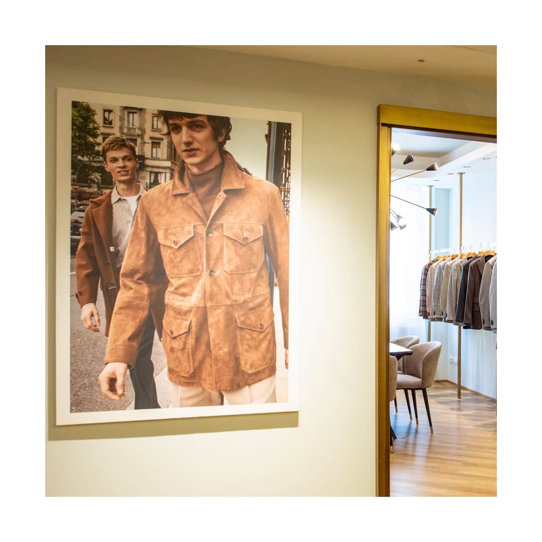 のインスタグラム：「‘till September.  #CarusoShowroomMilano #CarusoShowroomNY」