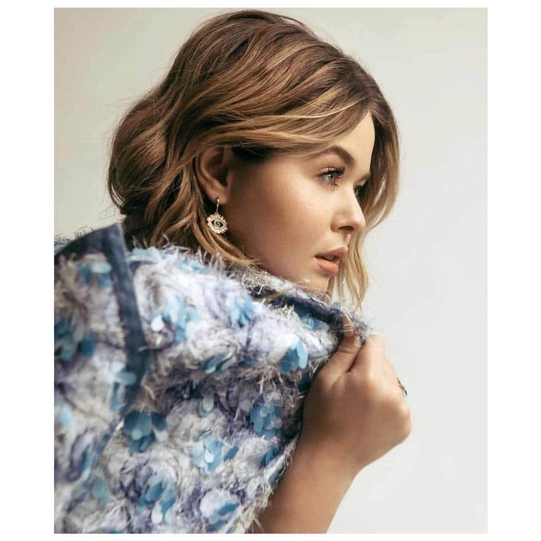 サーシャ・ピーターズのインスタグラム：「This is me waiting for fall so I can start feeling like a normal human again...I am over “unsticking your thighs from plastic chairs season.” Thank you, next.」