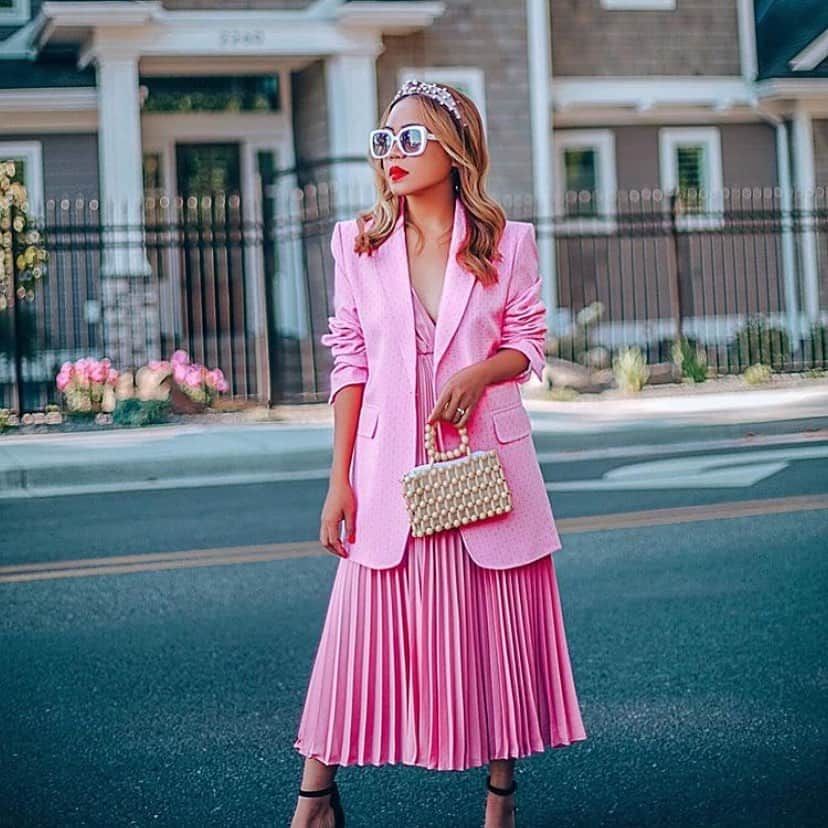 のインスタグラム：「Pretty in pink. What’s your summer color? @thelenparentstyle #catherinemalandrino #catherinecatherine #blazer #pink」