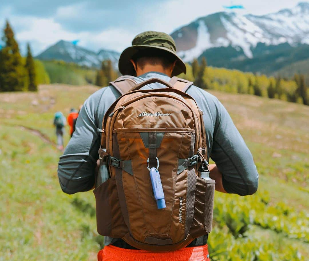 エディー・バウアーさんのインスタグラム写真 - (エディー・バウアーInstagram)「Trail Tip: One of the easiest ways to go the extra mile when it comes to sun protection is by being more mindful about the clothes and accessories you're wearing. Wide-brimmed hats are a great option to supplement your sunscreen during the long days of summer when we all need a little back up. #LiveYourAdventure⁣ ⁣ 📸: @elisegiordano」8月14日 3時06分 - eddiebauer