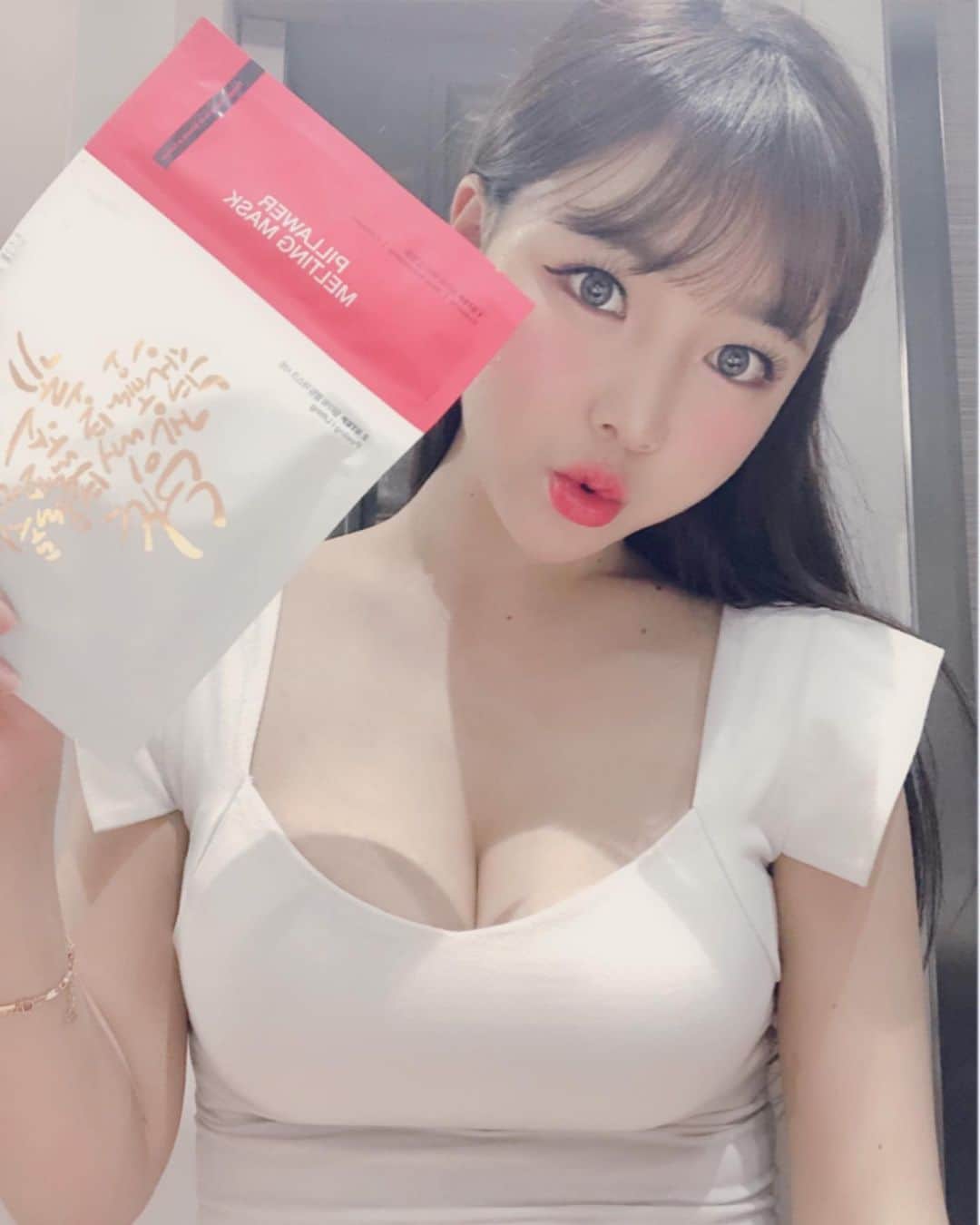 hyeriのインスタグラム：「수분 보충도 해주고 노폐물 흡착까지 확실히 관리할 수 있는 마스크팩!! 모공케어가 확실히 되는 것 같아요 피부가 말끔하게 정리되고 피부의 세밀한 곳까지 고보습과 영양을  촘촘히 채워주고! 노폐물과 각질은 확실히 흡착시켜주는!  완벽한 마스크🙈🙈 ​미세먼지 심한 날이나 피부개선이 필요한 날! 필수 마스크팩❤️ #필라워 #커버플러스 #녹는마스크팩  #녹는실필러원료함유 #필러원료함유 #미국FDA인증 #리프팅 #빵빵한 #탄력  #뽀얀미백 #에스테틱팩」